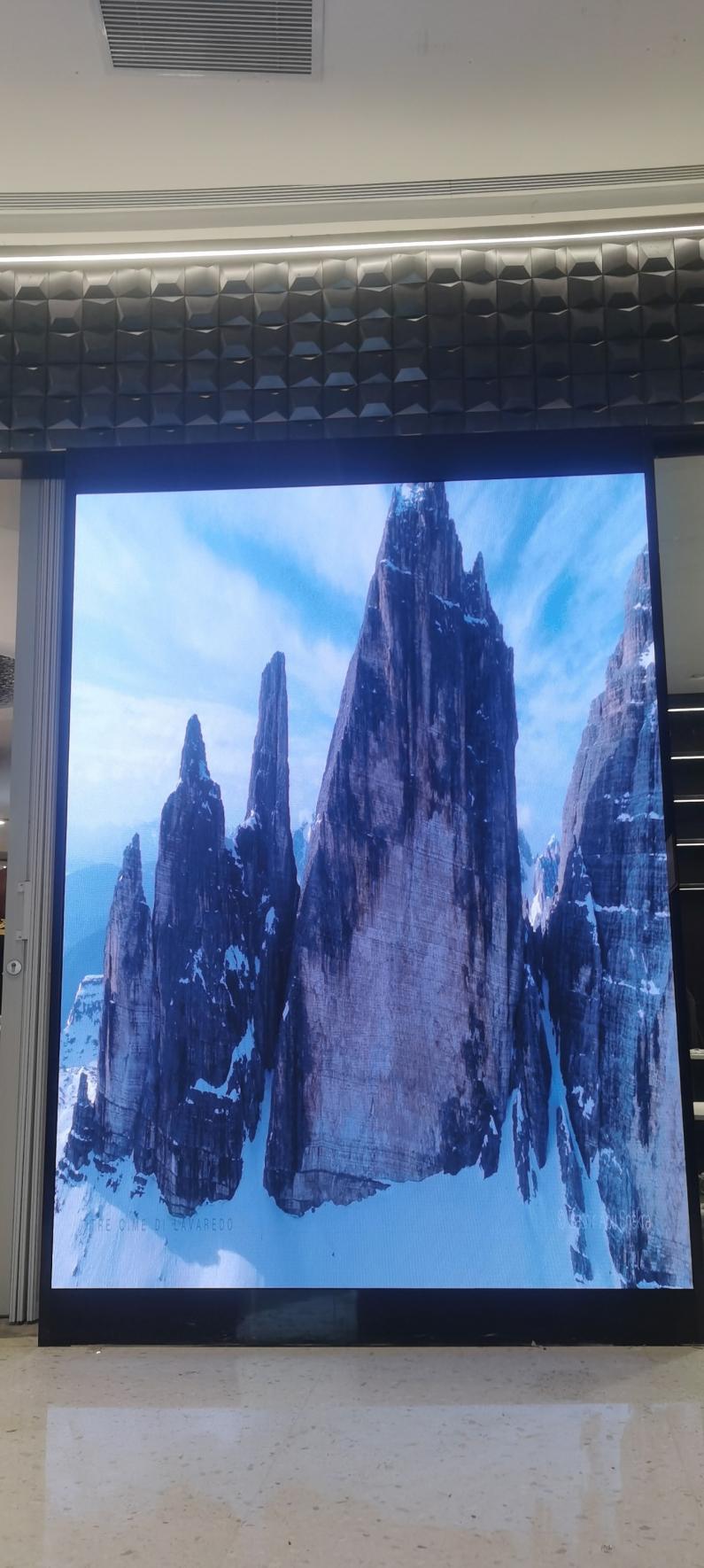 夢時代室內全彩P2.0安裝完畢      尺寸：1.92x2.56    像素點：960x1280